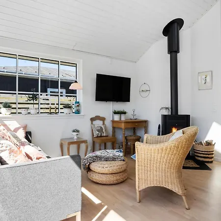 2 Bedroom Cozy In Holiday home
